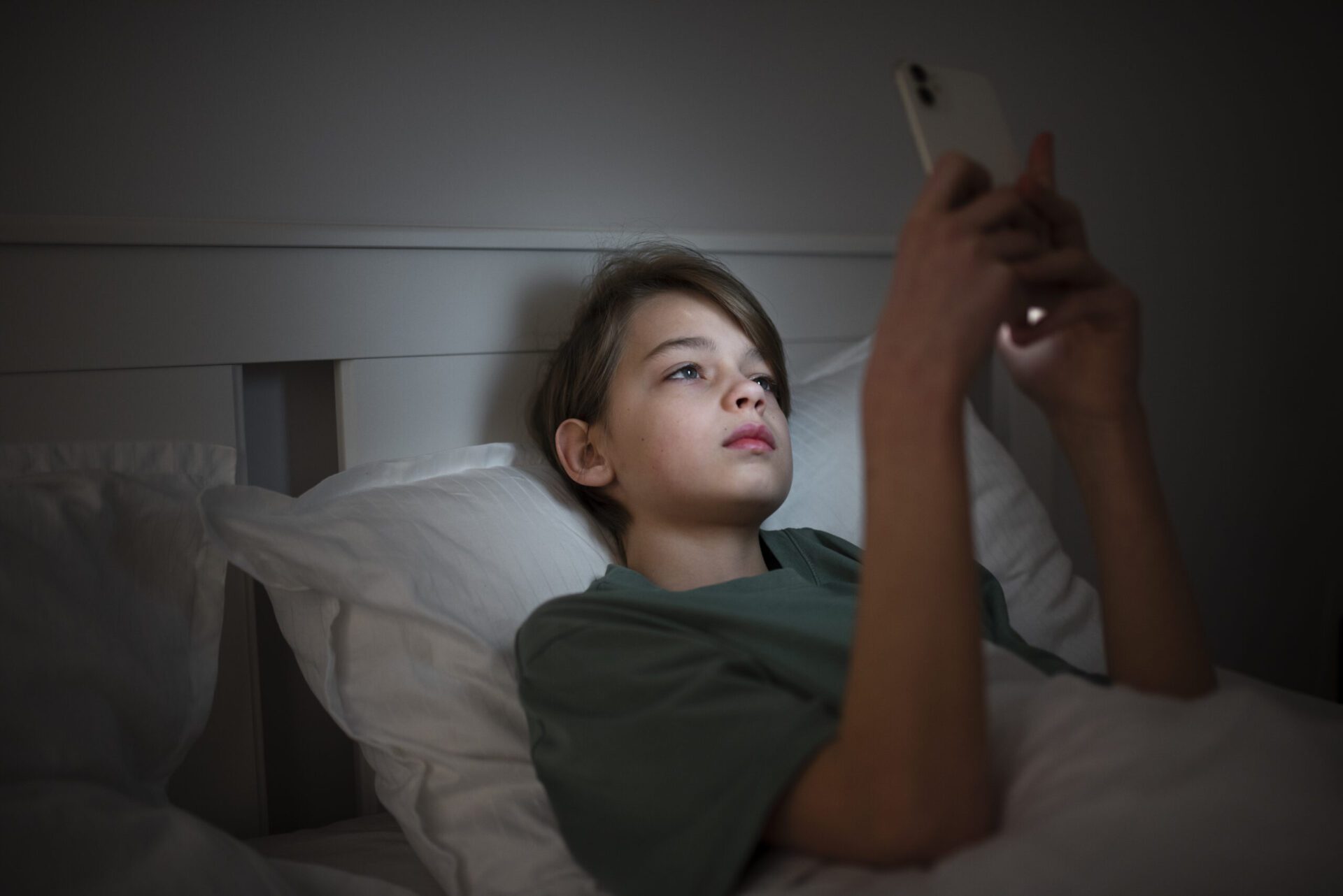 child-with-social-media-addiction